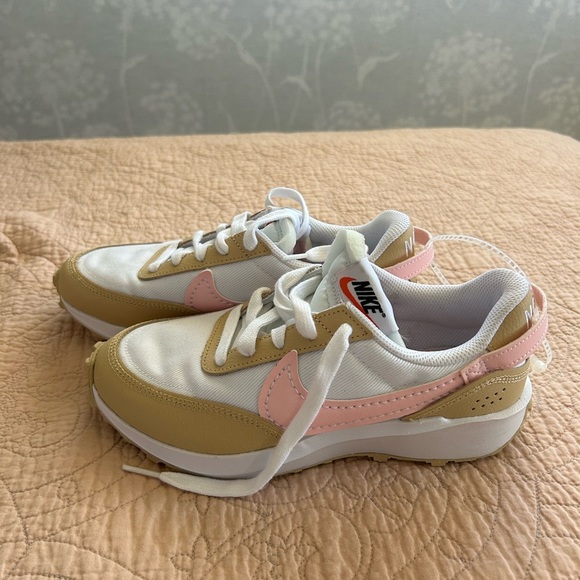 NWT Nike Waffle Debut Women’s White, Tan and Pink Athletic Shoes Size 5.5 - Picture 1 of 7